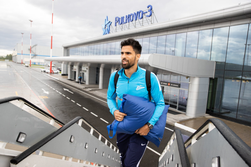 Команда «Зенит» в «Пулково» перед вылетом на матч с «Химками»