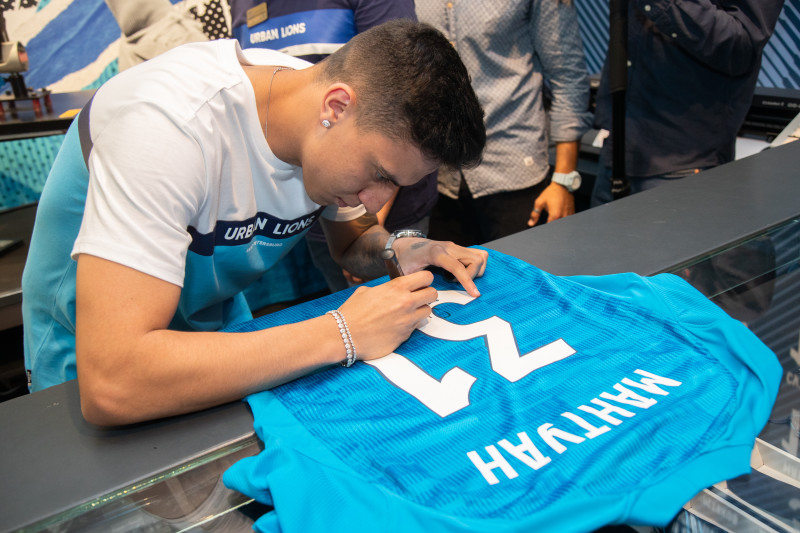 Презентация новичков сине-бело-голубых в магазине «Зенит-Арена»