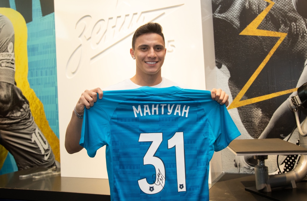 Презентация новичков сине-бело-голубых в магазине «Зенит-Арена»