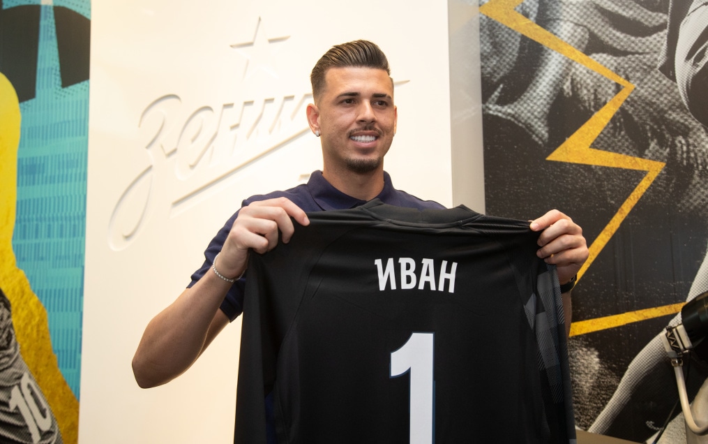 Презентация новичков сине-бело-голубых в магазине «Зенит-Арена»