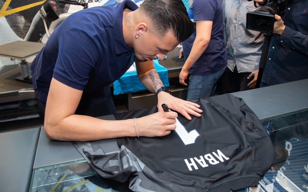 Презентация новичков сине-бело-голубых в магазине «Зенит-Арена»