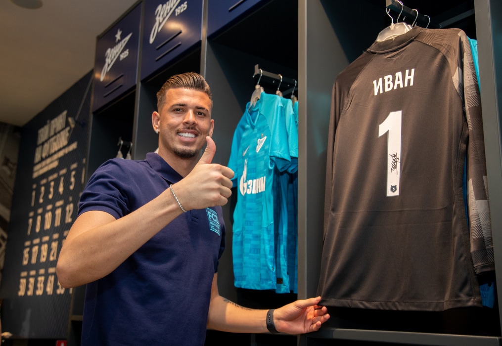 Презентация новичков сине-бело-голубых в магазине «Зенит-Арена»