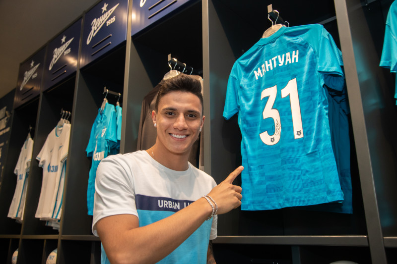 Презентация новичков сине-бело-голубых в магазине «Зенит-Арена»