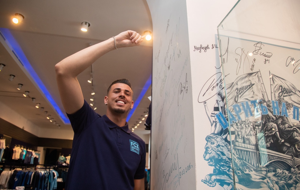 Презентация новичков сине-бело-голубых в магазине «Зенит-Арена»