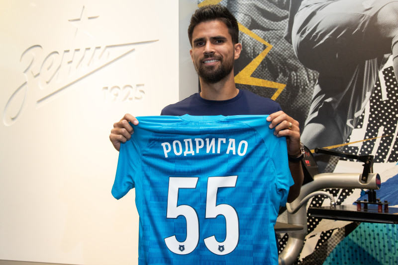 Презентация новичков сине-бело-голубых в магазине «Зенит-Арена»