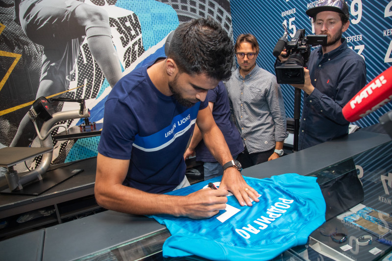 Презентация новичков сине-бело-голубых в магазине «Зенит-Арена»