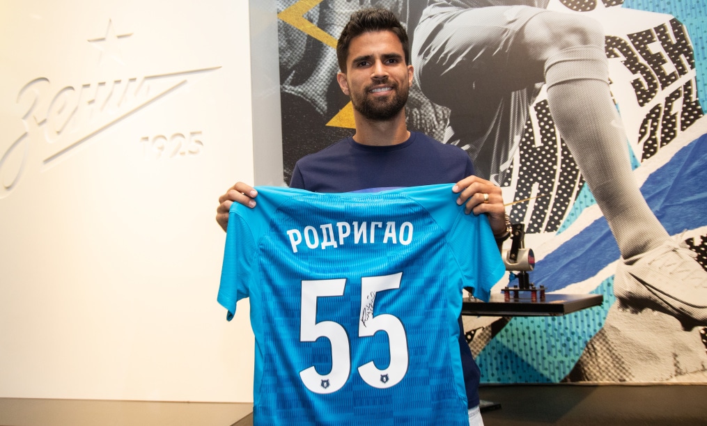 Презентация новичков сине-бело-голубых в магазине «Зенит-Арена»