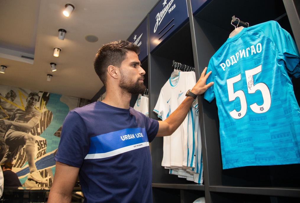 Презентация новичков сине-бело-голубых в магазине «Зенит-Арена»