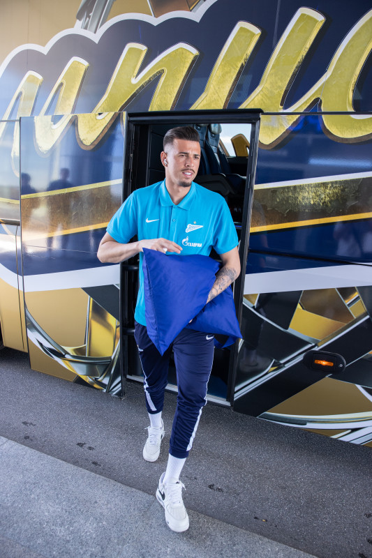 Команда «Зенит» в «Пулково» перед вылетом на матч с «Ахматом»