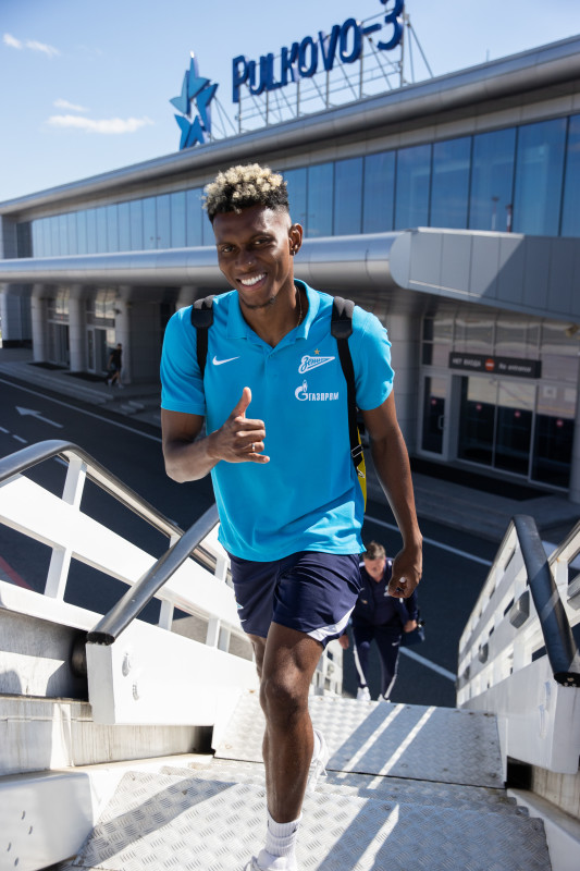 Команда «Зенит» в «Пулково» перед вылетом на матч с «Ахматом»