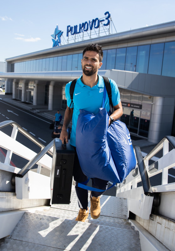 Команда «Зенит» в «Пулково» перед вылетом на матч с «Ахматом»