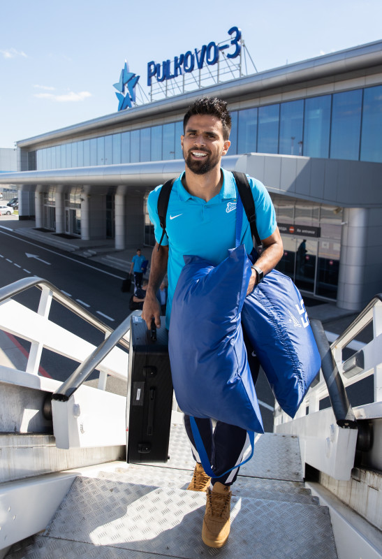 Команда «Зенит» в «Пулково» перед вылетом на матч с «Ахматом»