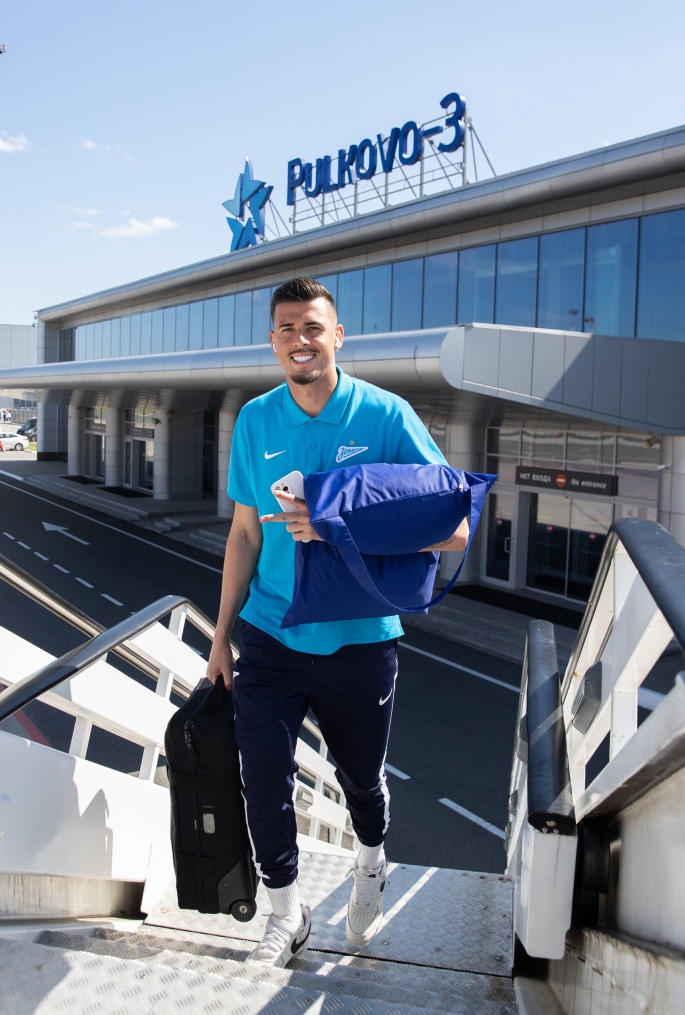 Команда «Зенит» в «Пулково» перед вылетом на матч с «Ахматом»