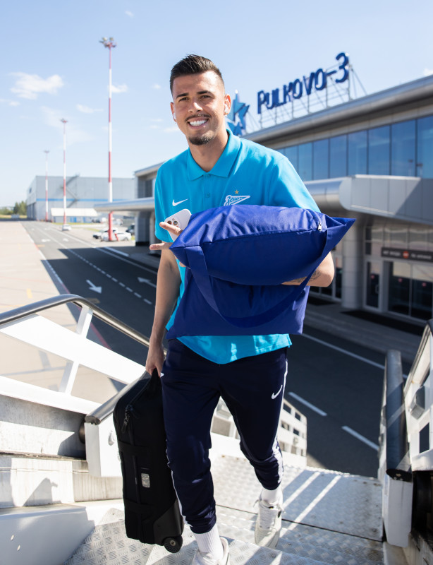 Команда «Зенит» в «Пулково» перед вылетом на матч с «Ахматом»