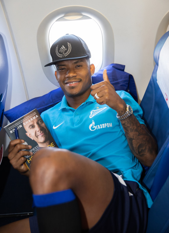 Команда «Зенит» в «Пулково» перед вылетом на матч с «Ахматом»