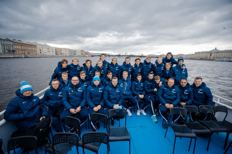 Молодежная команда «Зенита» совершила водное путешествие по Петербургу