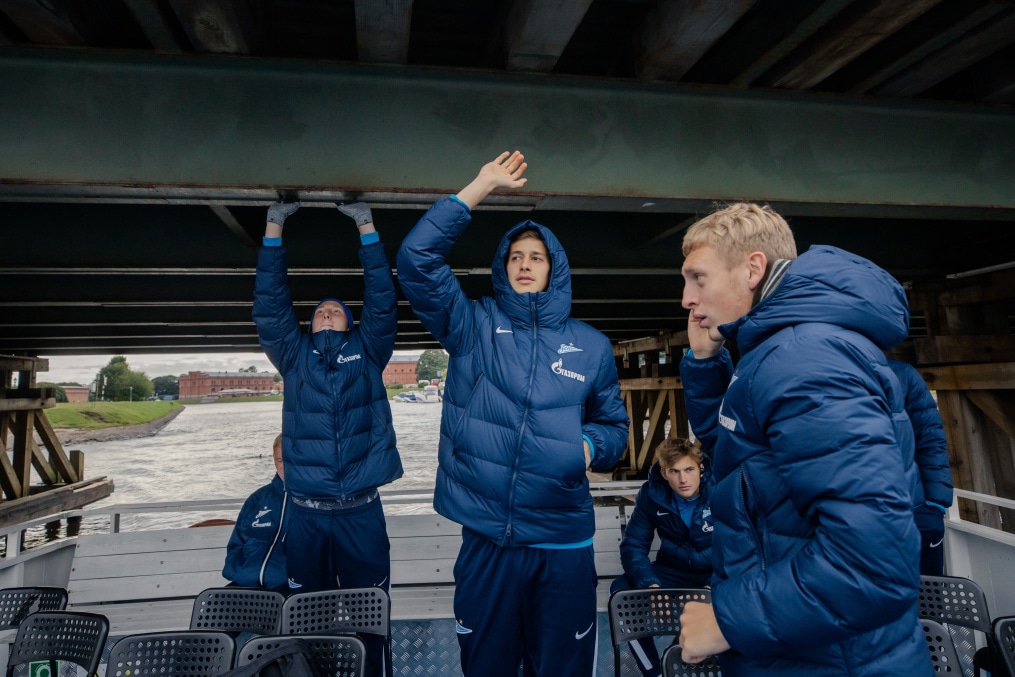 Молодежная команда «Зенита» совершила водное путешествие по Петербургу