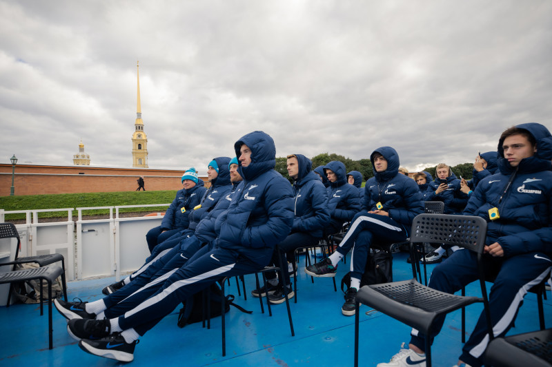 Молодежная команда «Зенита» совершила водное путешествие по Петербургу