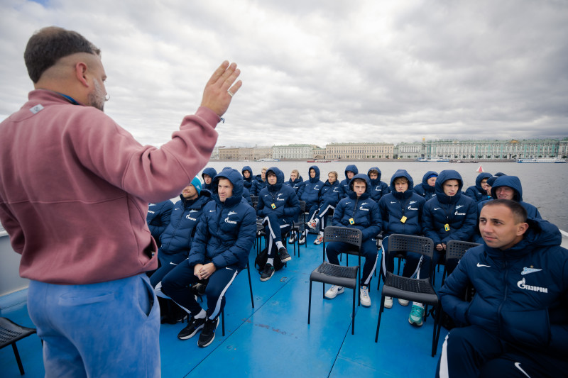 Молодежная команда «Зенита» совершила водное путешествие по Петербургу