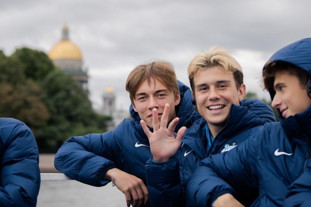 Молодежная команда «Зенита» совершила водное путешествие по Петербургу