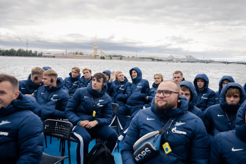 Молодежная команда «Зенита» совершила водное путешествие по Петербургу