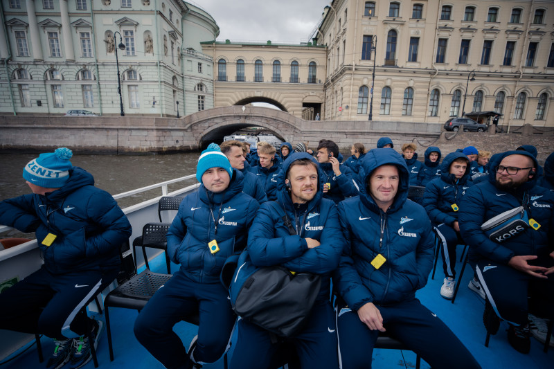 Молодежная команда «Зенита» совершила водное путешествие по Петербургу