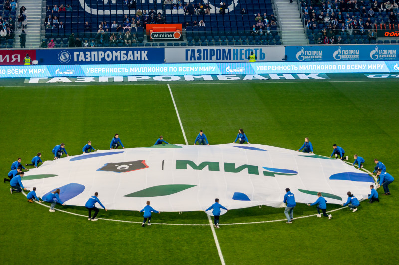 Вынос центрального круглого баннера на поле перед  матчем  «Зенит» — «Ахмат»