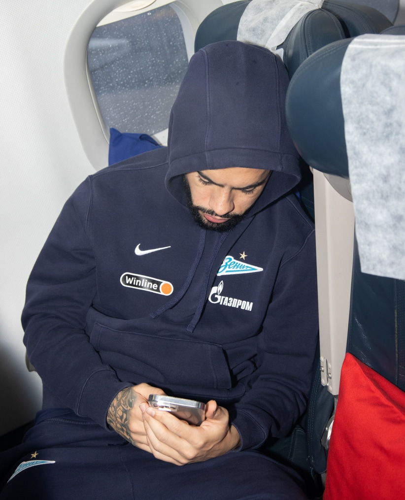 Команда «Зенит» в «Пулково» перед вылетом на матч с «Торпедо»