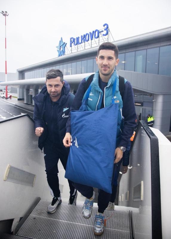 Команда «Зенит» в «Пулково» перед вылетом на матч с «Торпедо»