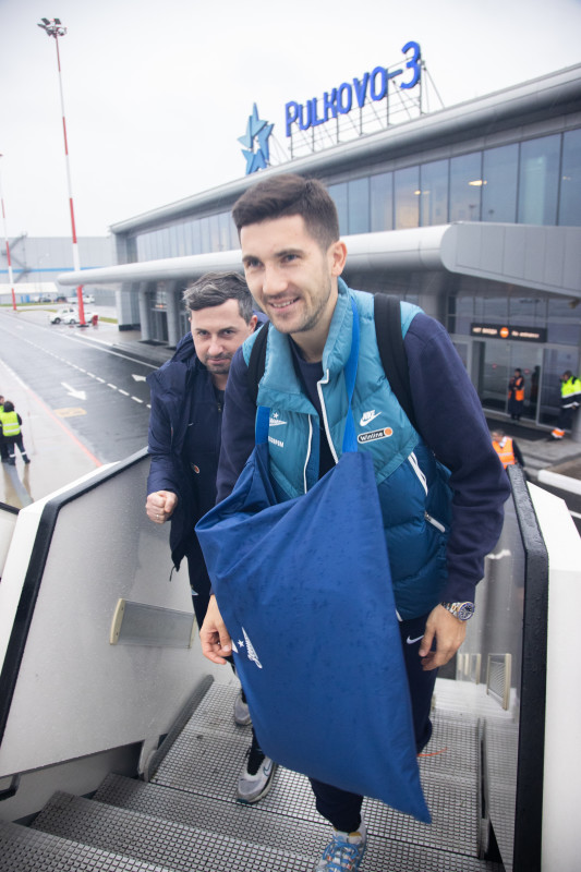 Команда «Зенит» в «Пулково» перед вылетом на матч с «Торпедо»