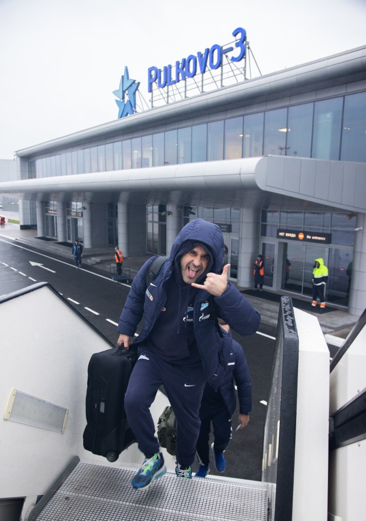 Команда «Зенит» в «Пулково» перед вылетом на матч с «Торпедо»