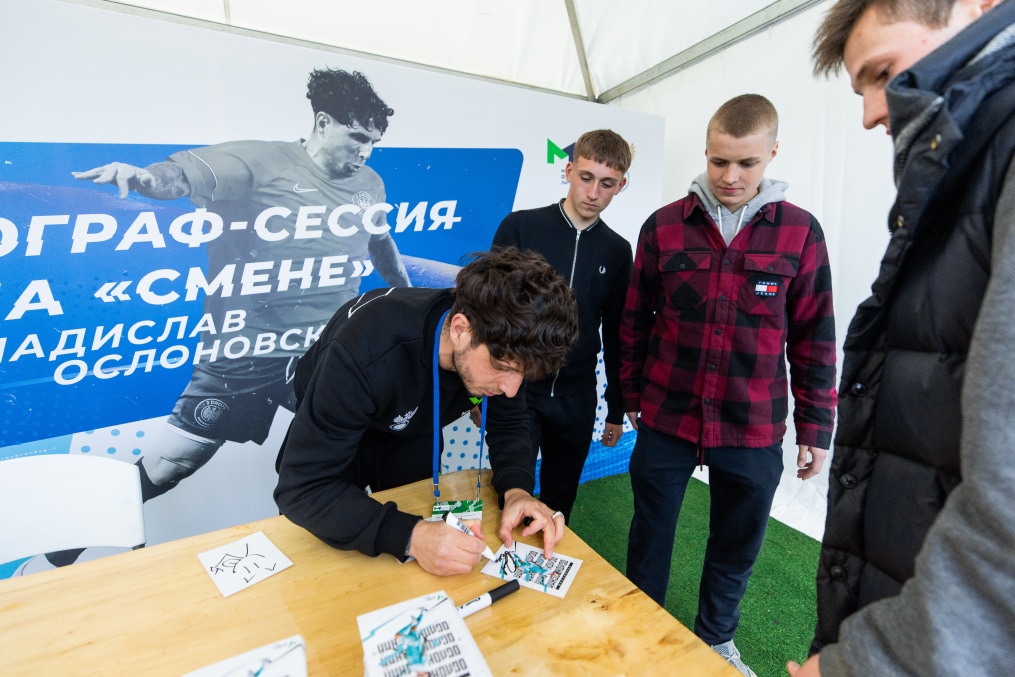 Автограф-сессия 2DROTS перед матчем МФЛ 2022/23, 24-й тур, «Зенит» — «Краснодар»