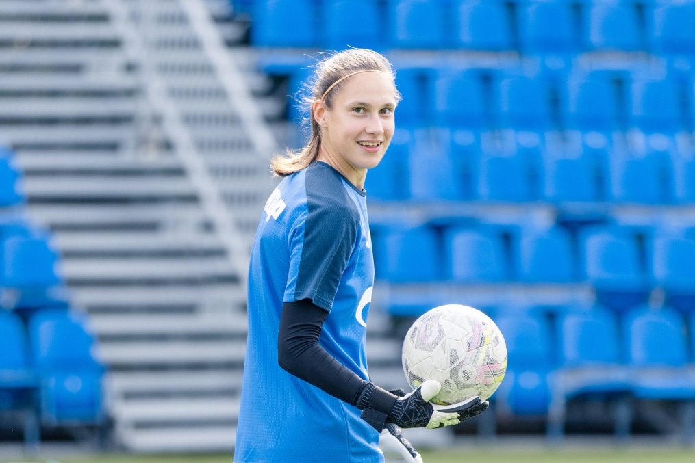 Тренировка женской команды в Удельном парке