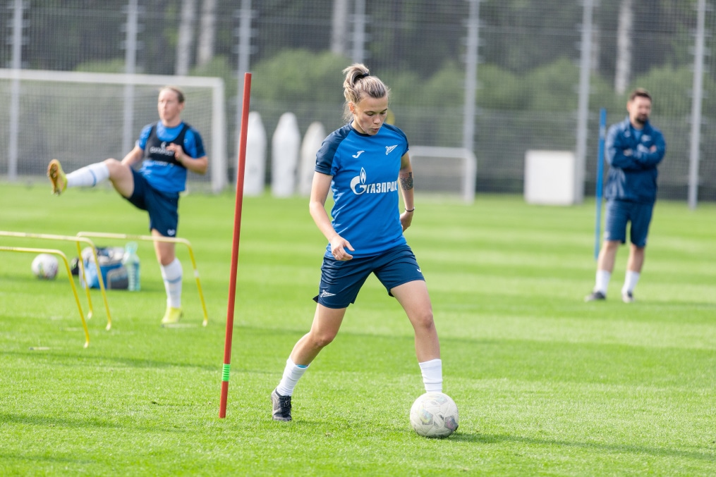 Тренировка женской команды в Удельном парке