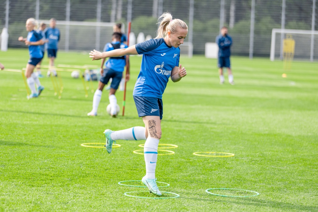 Тренировка женской команды в Удельном парке