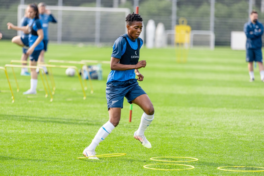 Тренировка женской команды в Удельном парке