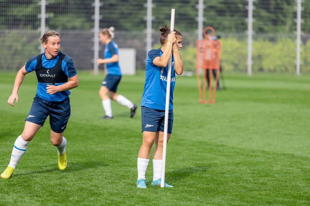 Тренировка женской команды в Удельном парке