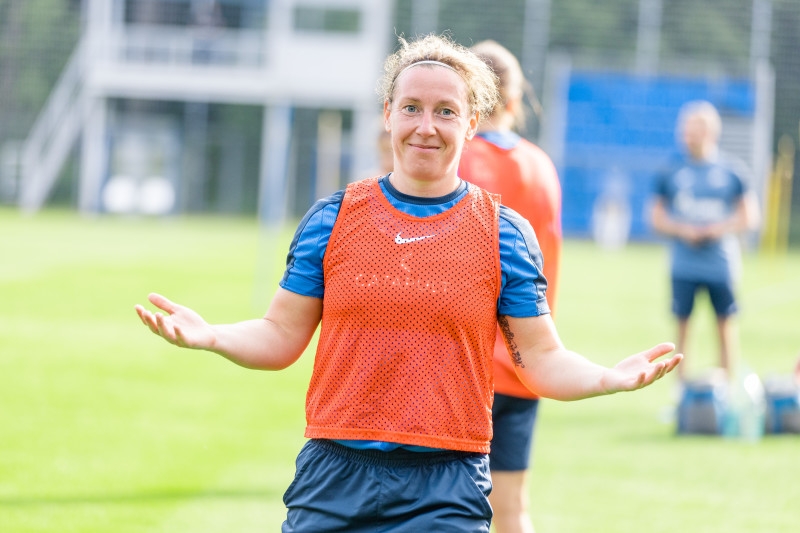 Тренировка женской команды в Удельном парке