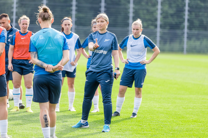 Тренировка женской команды в Удельном парке