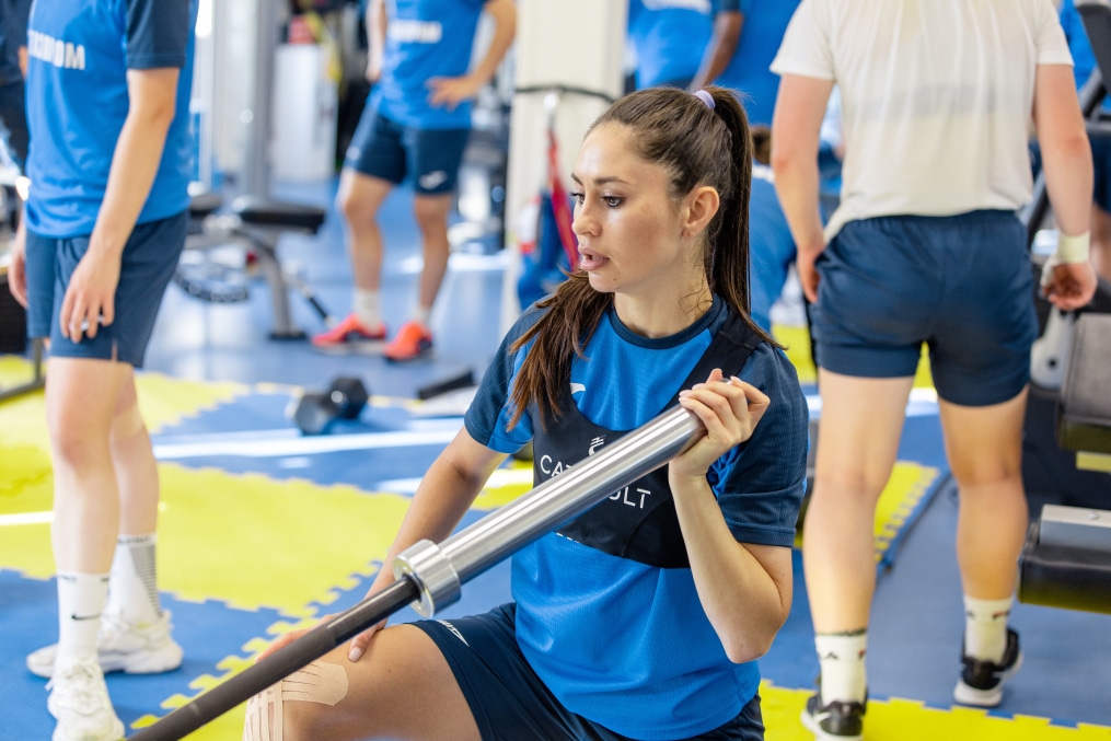 Тренировка женской команды в Удельном парке