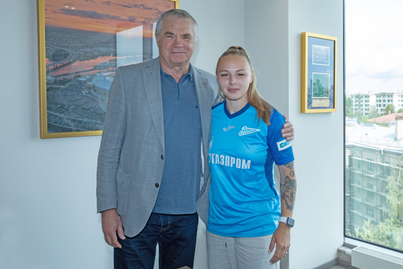 Подписание контракта с Аленой Андреевой