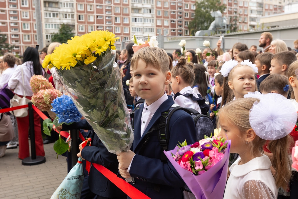 «Футбол в школе». Игрок «Зенита 2» Роман Ногтев на линейке в школе №110