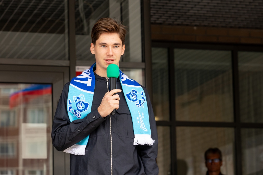 «Футбол в школе». Игрок «Зенита 2» Роман Ногтев на линейке в школе №110