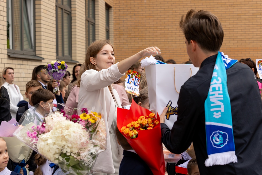 «Футбол в школе». Игрок «Зенита 2» Роман Ногтев на линейке в школе №110