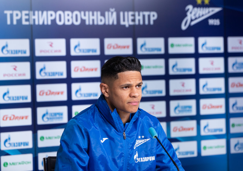 Дуглас Сантос на пресс-конференции перед матчем с «Каснодаром»