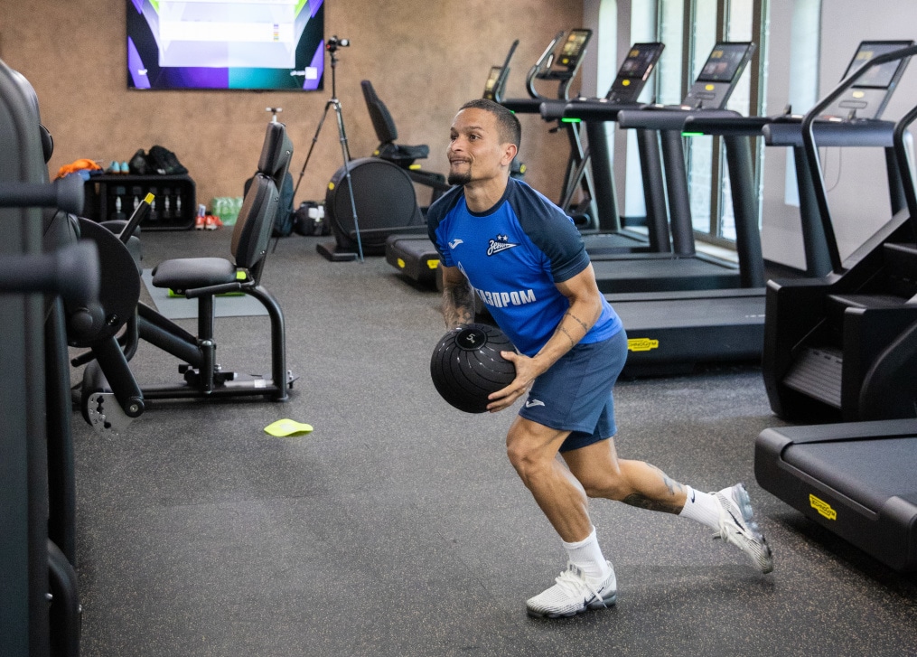 Зимние «Газпром» — тренировочные сборы в Абу-Даби. 20 января, утренняя тренировка