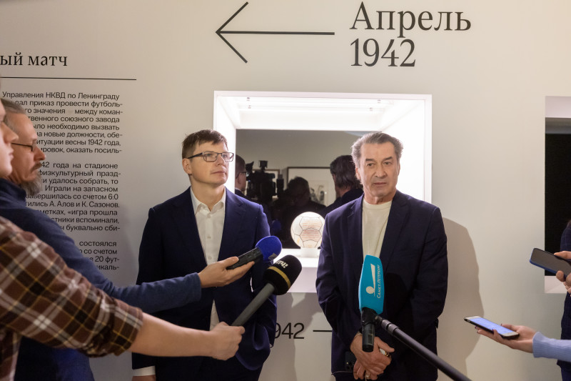 Андрей Аршавин и Анатолий Давыдов на открытии выставки «Город-герой Ленинград»