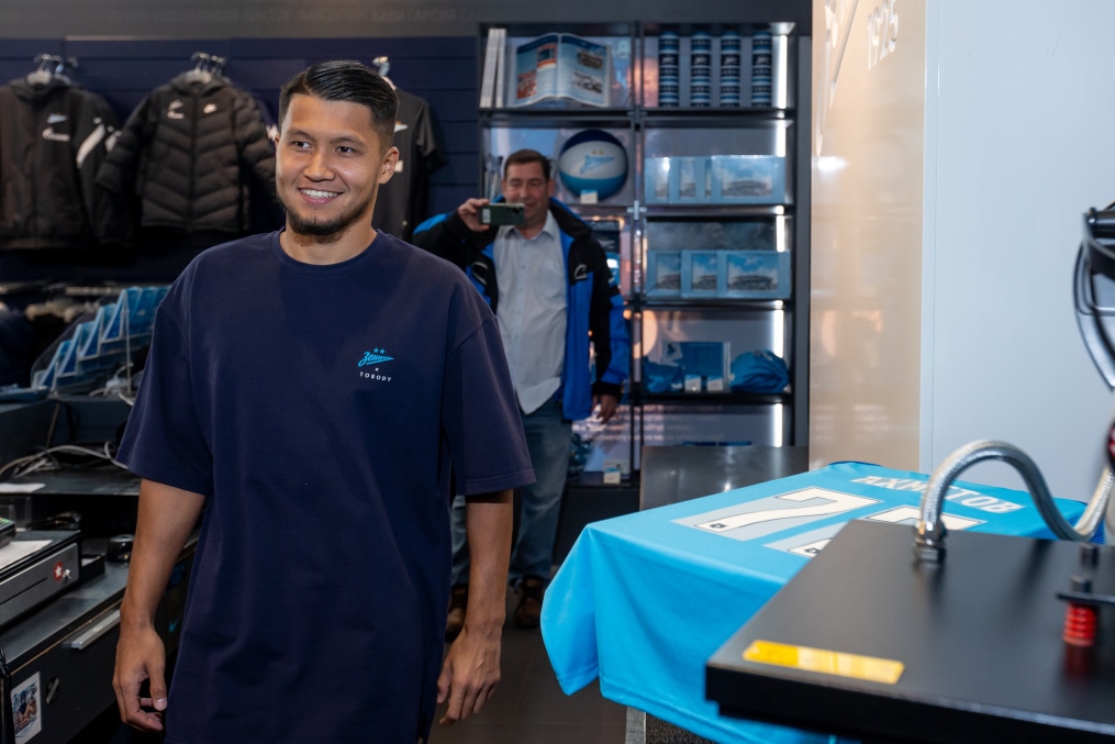 Презентация новичков сине-бело-голубых в магазине «Зенит-Арена»