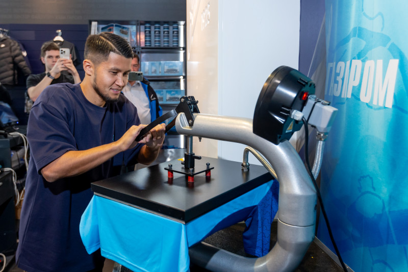 Презентация новичков сине-бело-голубых в магазине «Зенит-Арена»