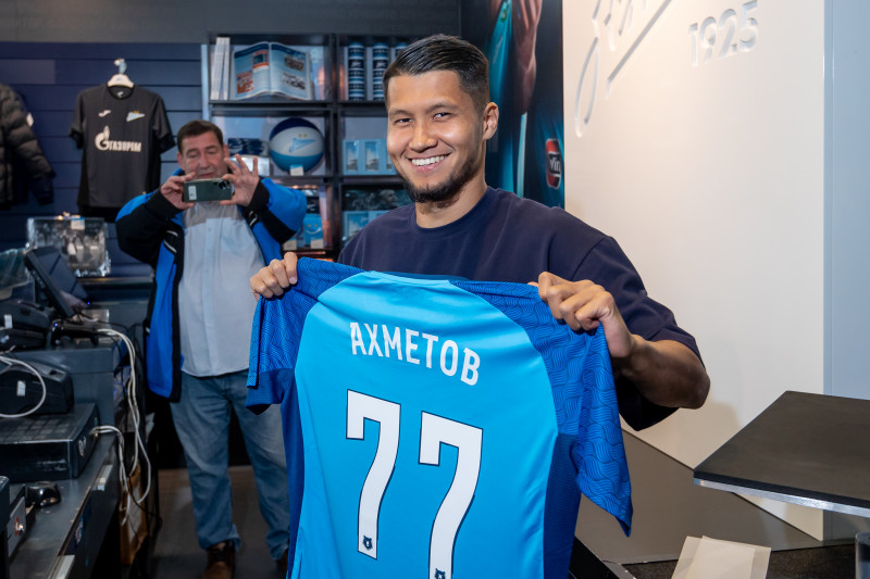 Презентация новичков сине-бело-голубых в магазине «Зенит-Арена»